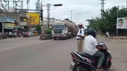 పెద్దపల్లి: జిల్లా కేంద్రంలో రాత్రి కురిసిన వర్షానికి బస్టాండ్‌ వద్ద పాడైన సిగ్నల్ లైట్స్