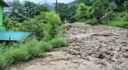 पोखरी: जिलासू के बगड़ तोक में भारी बारिश के कारण सड़क पर आया मलबा, आवासीय मकानों में घुसा पानी