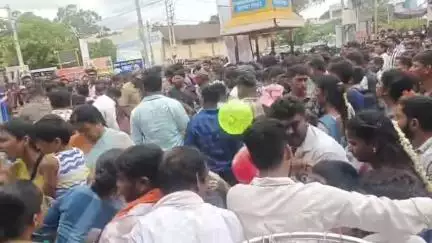 ಚಾಮರಾಜನಗರ: ಚಾಮರಾಜೇಶ್ವರ ರಥೋತ್ಸವದಲ್ಲಿ ಇದೆಂತಾ ಅಸಯ್ಯ!
ಕಲೆಕ್ಷನ್ ವಿಚಾರಕ್ಕೆ ಮಂಗಳ ಮುಖಿಯರ ನಡುವೆ ಫೈಟ್..