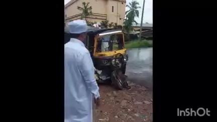 നിലമ്പൂർ: വണ്ടൂർ ബൈപ്പാസ് റോഡിൽ കാറും ഓട്ടോറിക്ഷയും കൂട്ടിയിടിച്ച് ഓട്ടോ ഡ്രൈവർക്ക് ഗുരുതര പരിക്ക്
