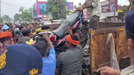 मंडला: एसडीएम और एसडीओपी के नेतृत्व में शहर में अस्थाई अतिक्रमण एवं अव्यवस्थित पार्किंग पर की गई कार्रवाई