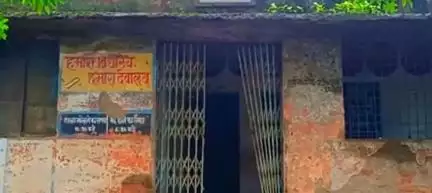 प्राथमिक शाला छिंदी टोला का भवन हुआ जर्जर, HCL सामुदायिक भवन में चल रही है कक्षाएं #jansamasya