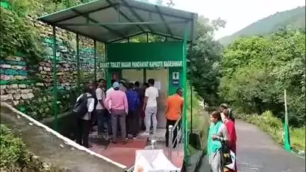 कपकोट: भराड़ी में हाईटेक शौचालय में अब नहीं लगेगा शुल्क, शौचालय में आधे घंटे तक महिला के फंसे रहने की घटना के बाद कर्मी तैनात