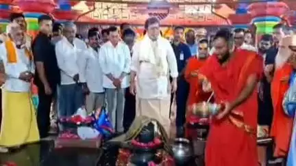 జహీరాబాద్: బర్దిపూర్ దత్తగిరి క్షేత్రంలో గురు పౌర్ణమి వేడుకల్లో పాల్గొని ప్రత్యేక పూజలు నిర్వహించిన మంత్రి దామోదర రాజనర్సింహ