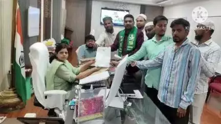 నల్గొండ: పట్టణంలోని లతీఫ్ సాబ్ గుట్టపై దర్గా ఘాట్ రోడ్డు టెండర్లు నిలిపివేయాలని ఎంఐఎం ఆధ్వర్యంలో కలెక్టర్‌కు వినతి