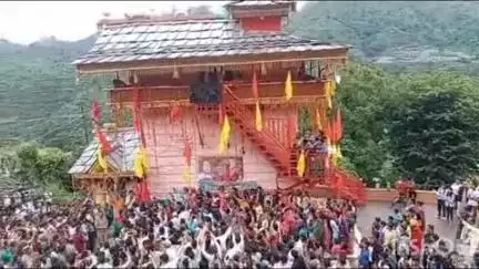राजगढ़ी: देवलसारी स्थित मंदिर के गर्भगृह से बाहर निकले रंवाई घाटी के 65 गांव के आराध्य रुद्रेश्वर महाराज, दर्शन के लिए जुटी भीड़