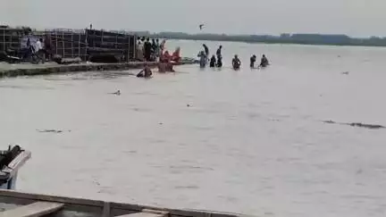 धनौरा: गजरौला तिगरी गंगा धाम का जलस्तर बढ़ने से पुरोहित परेशान, झोपड़ियां हुई जलमग्न