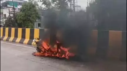 इंदौर: भंवरकुआं थाना क्षेत्र में ओवर ब्रिज पर चलते इलेक्ट्रिक स्कूटर में लगी आग, स्कूटर जलकर खाक