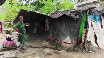 বারাসাত ১: ছোট জাগুলিয়ায় ছেঁড়া ট্রিপলের নিচে মানবেতর জীবন: বর্ষায় ঘর ছাড়তে হয় ইনসান আলীর পরিবারকে