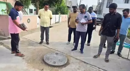 గుంటూరు: ప్రధాన రోడ్ల వెంబడి ఆక్రమణలను స్వచ్చందంగా తొలగించుకోవాలని ఆదేశించిన నగర కమిషనర్ పులి శ్రీనివాసులు