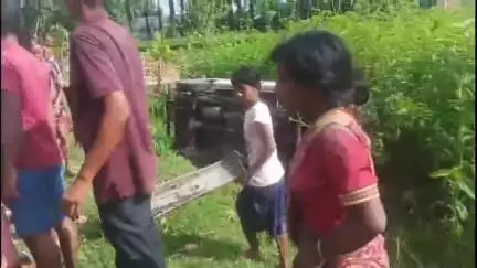 মেখলিগঞ্জ: পাঁচমাইল সংলগ্ন রাজ্য সড়কে যাত্রীবাহী ম্যাজিক গাড়ি ও বাইকের মুখোমুখি সংঘর্ষে মৃত্যু হলো বাইক চালকের, গুরতর আহত আরও দুই