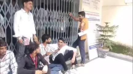 नीम का थाना: महाविद्यालय प्रशासन की तानाशाही के खिलाफ छात्र संगठन एसएफआई ने गेट बंद कर नारेबाजी की