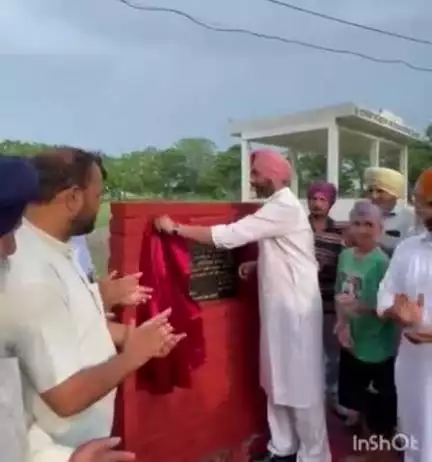 ਫਤਿਹਗੜ੍ਹ ਸਾਹਿਬ: ਵਿਧਾਇਕ ਨੇ ਪਿੰਡ ਕਲੌਂਦੀ ਵਿਖੇ ਖੇਡ ਮੈਦਾਨ ਦੀ ਚਾਰਦੀਵਾਰੀ ਦਾ ਨੀਂਹ ਪੱਥਰ ਰੱਖਿਆ