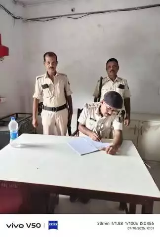 #कटिहार_पुलिस द्वारा बैंकिंग प्रतिष्ठानों /ATM में सुरक्षा-व्यवस्था सुनिश्चित करनें हेतू बैंकों की सुरक्षा जांच की जा रही है I

👉बैंक परिसर के अंदर एवं बाहर संदिग्ध पर निगरानी रखी जा रही है I