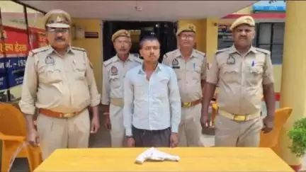 बबेरू: कमासिन थाना पुलिस ने गश्त व चेकिंग के दौरान एक अभियुक्त को अवैध तमंचा व कारतूस के साथ गिरफ्तार कर जेल भेजा