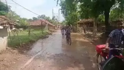 गोपद बनास: जिले के बरिगवा में सड़कों पर भरा पानी, लोगों को हो रही है परेशानी #jansamasya