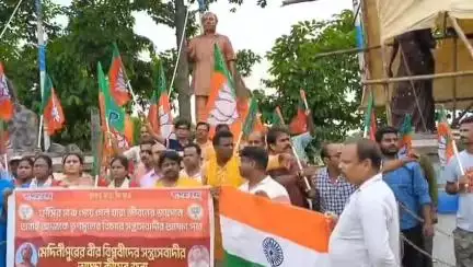 মেদিনীপুর: স্বাধীনতা সংগ্রামীদের সন্ত্রাসবাদি তকমা  প্রশ্নপত্রে! সেই স্বাধীনতা সংগ্রামীকে মালা দিয়ে শ্রদ্ধা জ্ঞাপন মেদিনীপুরে