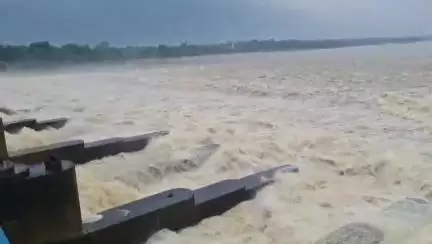 ফরিদপুর দুর্গাপুর: অতিবৃষ্টির ফলে মাইথন পাঞ্চেত সহ দুর্গাপুর ব্যারেজ থেকে ৫০ হাজার ১০০ কিউসেক জল ছাড়া হলো