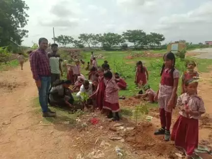 అలంపూర్: ఈడిగోని పల్లి గ్రామంలో మొక్కలను నాటిన విద్యార్థులు