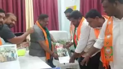 ఆర్మూర్: ఆర్మూర్ మున్సిపల్ కార్యాలయాన్ని ముట్టడించి కమిషనర్ చైర్కు పుష్పగుచ్చం ఇచ్చి శాలువా కప్పి నిరసన తెలిపిన బిజెపి నాయకులు