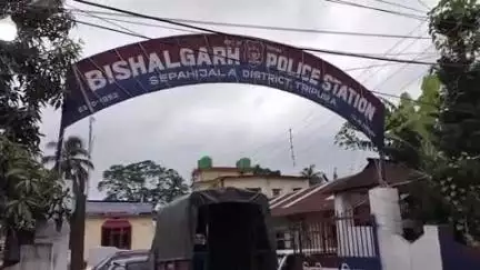 বিশালগড়: বিশালগড় থানার ওসি এবং এক পুলিশ কর্মীর বিরুদ্ধে উঠলো টাকা ঘুষ নেওয়ার অভিযোগ