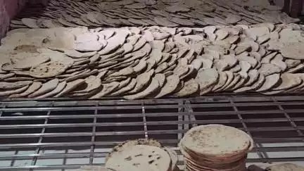 खंडवा नगर: खंडवा में तैयार किया गया दादाजी का अति प्रिय भोजन, टिक्कड़ प्रसाद