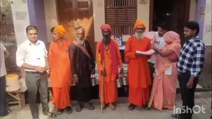 कुरावली: कुरावली क्षेत्र में गुरु पूर्णिमा पर संत महात्माओं को बांटे गए वस्त्र