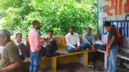 राठ: लिधौरा गांव में विद्युत पोल में आ रहे करंट की चपेट में आने से 32 वर्षीय युवक की मौत, परिवार में मचा कोहराम
