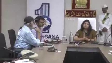 హన్వాడ: వీరన్న పేట పరిసరాల్లో చిరుత సంచరిస్తున్న నేపథ్యంలో తీసుకోవాల్సిన జాగ్రత్తలపై అధికారులతో జిల్లా కలెక్టర్ సమీక్ష సమావేశం