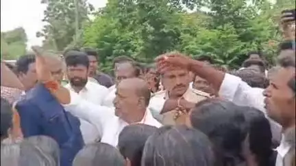 మహబూబాబాద్: బయ్యారంలో ఎమ్మెల్యే కోరం కనకయ్యకు నిరసన సెగ, ఇందిరమ్మ ఇళ్లపై మహిళలు నిలదీయడంతో వెనుదిరిగిన ఎమ్మెల్యే