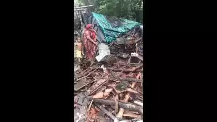 স্বরূপনগর: বড় বাঁকড়া এলাকায় অতি ভারী বৃষ্টিপাতের ফলে ভেঙে পড়ল মাটির বাড়ি