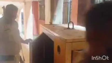 दातागंज: दातागंज तहसील में हुई चोरी के मामले में पुलिस ने चोर को मय सामान के साथ पकड़ा