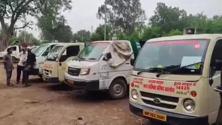 खरगौन: नगर पालिका ठेका श्रमिकों की हड़ताल, कलेक्टर दर से वेतन की मांग