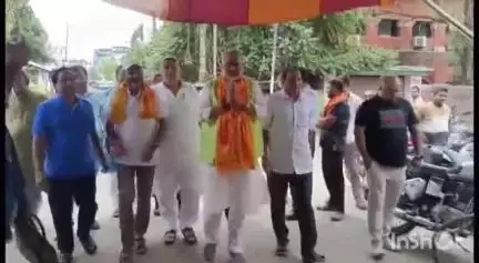 बेगूसराय: हड़ताली चौक पर मटिहानी-शामहो पुल निर्माण को लेकर जनसुराज का अनशन गिरिराज सिंह ने तीसरे दिन करवाया समाप्त