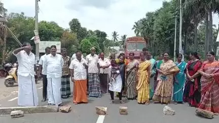 மேட்டூர்: வீரக்கல் பாசட் குட்டை பகுதியில் வழித்தடம் கேட்டு கிராம மக்கள் சாலை மறியல் ஒரு மணி நேரம் போக்குவரத்து பாதிப்பு