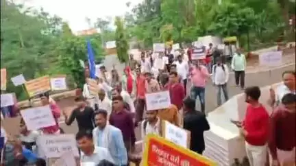 शिवपुरी नगर: शिवपुरी में ओबीसी महासभा का प्रदर्शन, 27% आरक्षण की बहाली की मांग के साथ कलेक्टर को सौंपा ज्ञापन