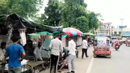 शिकोहाबाद: दुकान लगाने को लेकर दो दुकानदारों के बीच लात-घूंसे चले, मारपीट का वीडियो हुआ वायरल