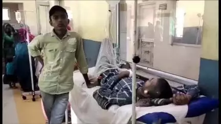 अतर्रा: ग्राम कैरी में दुकान जाते समय एक व्यक्ति को मोटरसाइकिल ने मारी टक्कर, व्यक्ति घायल, जिला अस्पताल किया गया रिफर