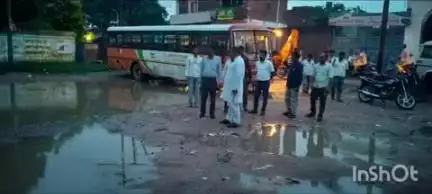 कायमगंज: शमसाबाद नगर पंचायत के मोहल्ला गढ़ी में बने रोडवेज बस स्टैंड का परिवहन विभाग के अधिकारियों ने किया निरीक्षण