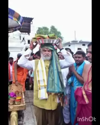 తాండూరు: పెరుగు బసంతం ఉత్సవాల్లో పాల్గొన్న స్పీకర్ గడ్డం ప్రసాద్ కుమార్ స్వామి వారికి పట్టు వస్త్రాలు సమర్పించారు