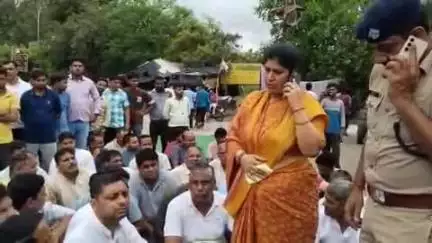 भगवानपुर: तेज्जूपुर पुलिस चौकी के सामने ग्रामीणों ने लगातार हो रही चोरी की घटनाओं के विरोध में धरना प्रदर्शन किया