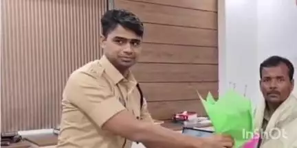 उत्तर सोलापूर: पोलीस उपायुक्त गौहर हसन यांनी गांधी नगर येथे प्रामाणिक रिक्षा चालकाचे केले कौतूक व केले अवाहान