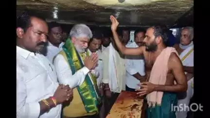 వికారాబాద్: గురు పౌర్ణమి సందర్భంగా అనంతపద్మనాభ స్వామికి పట్టు వస్త్రాలు సమర్పించిన తెలంగాణ రాష్ట్ర శాసనసభాపతి ప్రసాద్ కుమార్
