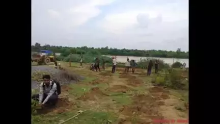 मऊरानीपुर: गुरु पूर्णिमा पर्व पर वरौरा में पुरानी माता मंदिर के ग्राउंड में ग्राम प्रधान ने किया वृक्षारोपण, 2500 हरे पेड़ लगाए गए