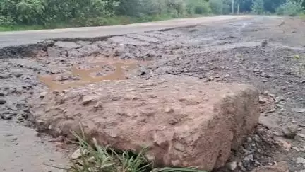 মানবাজার ১: লেডিজ হস্টেলের সামনে বিপদের //আশঙ্কা//
মানবাজারে রাস্তায় বিপদ #jansamasya