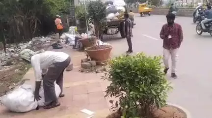 సంగారెడ్డి: సంగారెడ్డిలో రోడ్డుపై చెత్త వేసిన వ్యక్తి తోనే ఎత్తించి జరిమానా విధించిన మున్సిపల్ అధికారులు