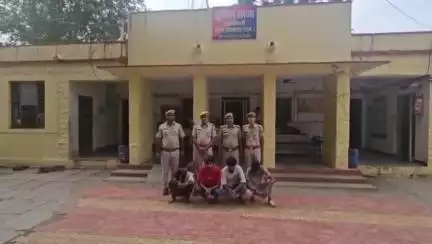 पचपहाड़: भवानीमंडी में मनचलो पर पुलिस की कार्रवाई, रात्रि में बेवजह घूमने पर चार युवकों को किया गिरफ्तार, मोटरसाइकिल की ज़ब्त
