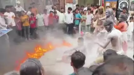 अमरोहा: अमरोहा नगर में दक्ष प्रजापति जयंती के मौके पर निकली भव्य शोभायात्रा, पुलिस रही तैनात