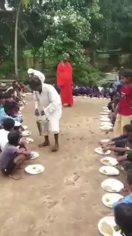 राजपुर: राजपुर प्रखंड के अमरपुर गांव में भगवान जगन्नाथ जी मठ सेवा आश्रम में गुरु पूजा के बाद लंगर में प्रसाद का वितरण किया गया