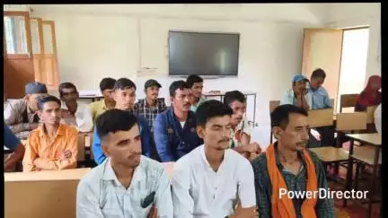 ओखलकांडा: गौनियारो हाईस्कूल को क्लस्टर में शामिल करने का ग्रामीणों ने किया तीव्र विरोध, बैठक की